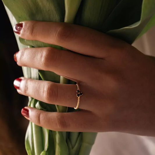 Anillo Oro 18 Quilates Trenzado Triple Garra Zafiro