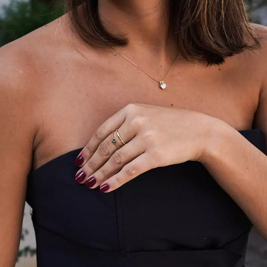 Anillo Oro 18 Quilates Liso Triple Garra Zafiro, Rubí y Esmeralda