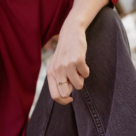 Anillo Oro 18 Quilates Trenzado Triple Garra Zafiro, Rubí y Esmeralda