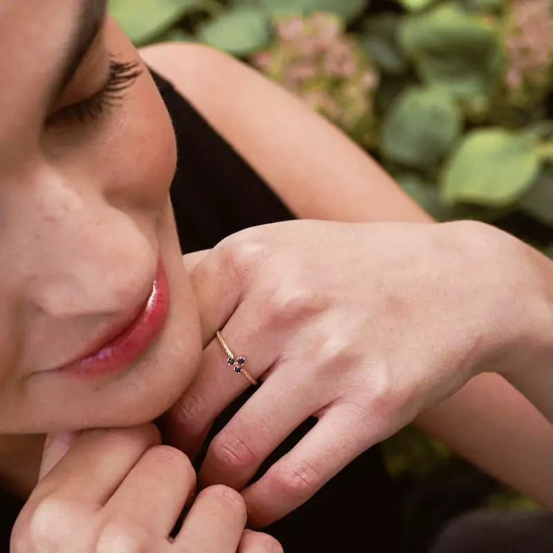 Anillo Oro 18 Quilates Trenzado Triple Garra Zafiro