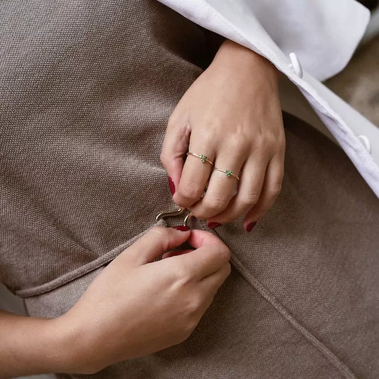 Anillo Oro 18 Quilates Trenzado Triple Garra Esmeralda